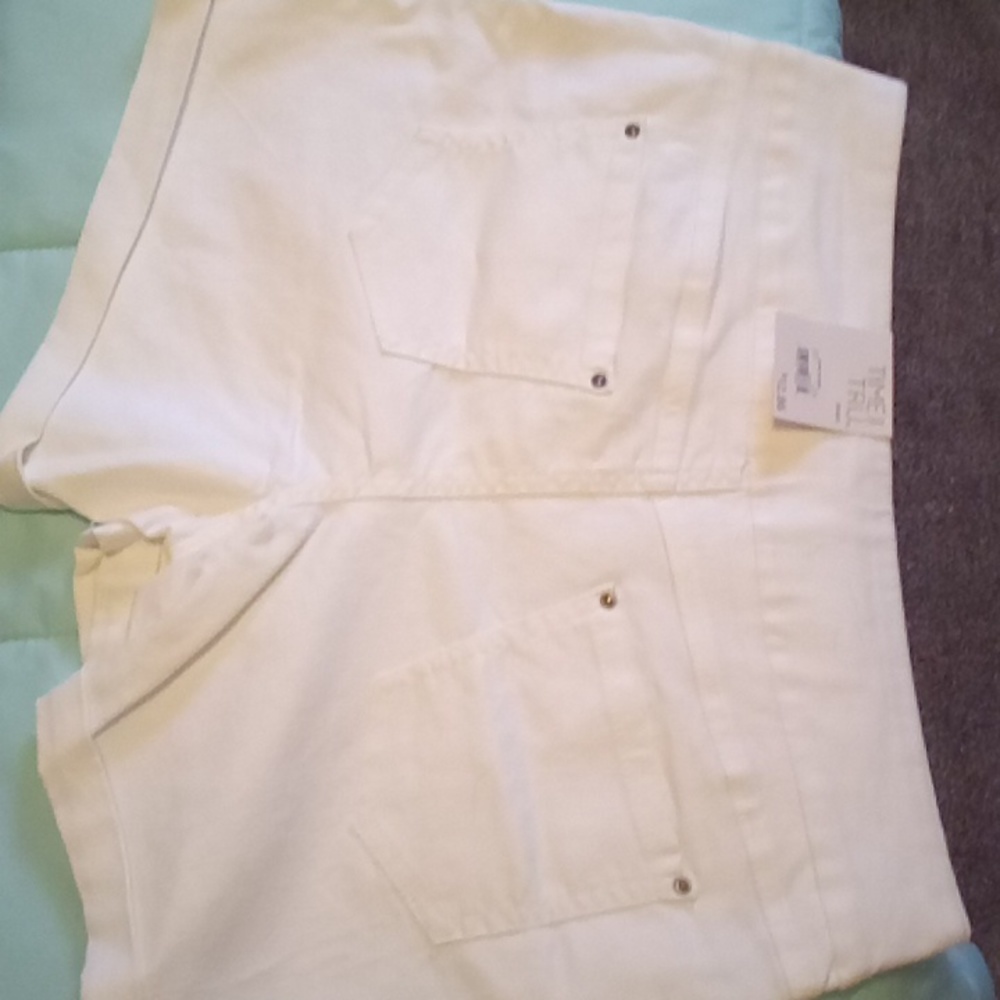 Shorts - Picture 2 of 3